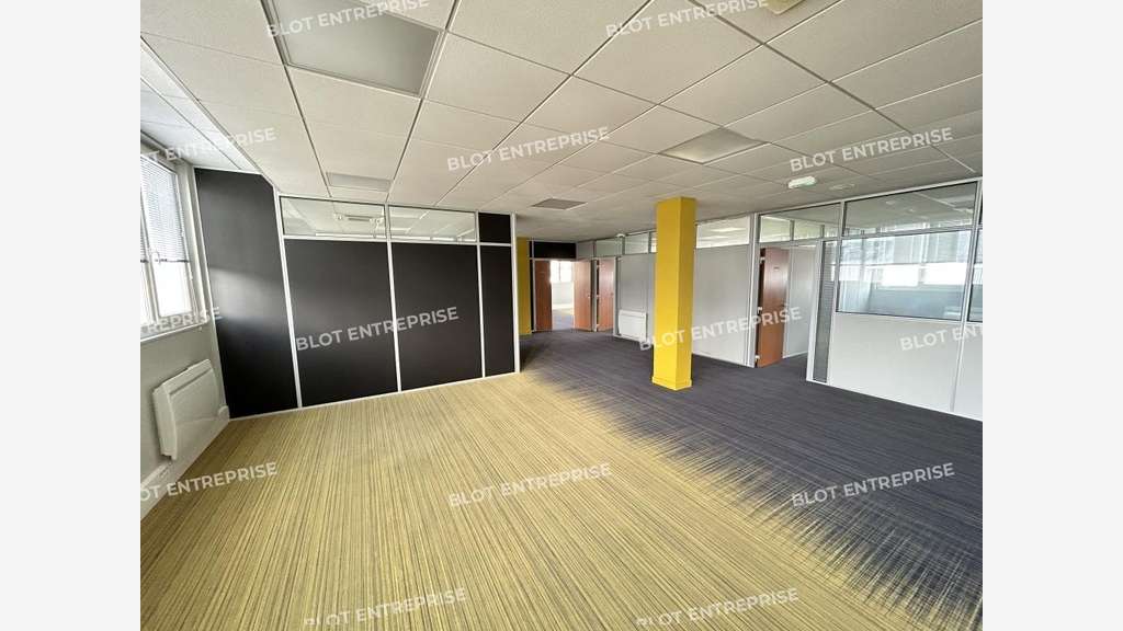 A louer bureaux rénovés 321m² R+2 à Brest Kergonan