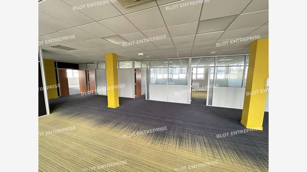 A louer bureaux rénovés 321m² R+2 à Brest Kergonan