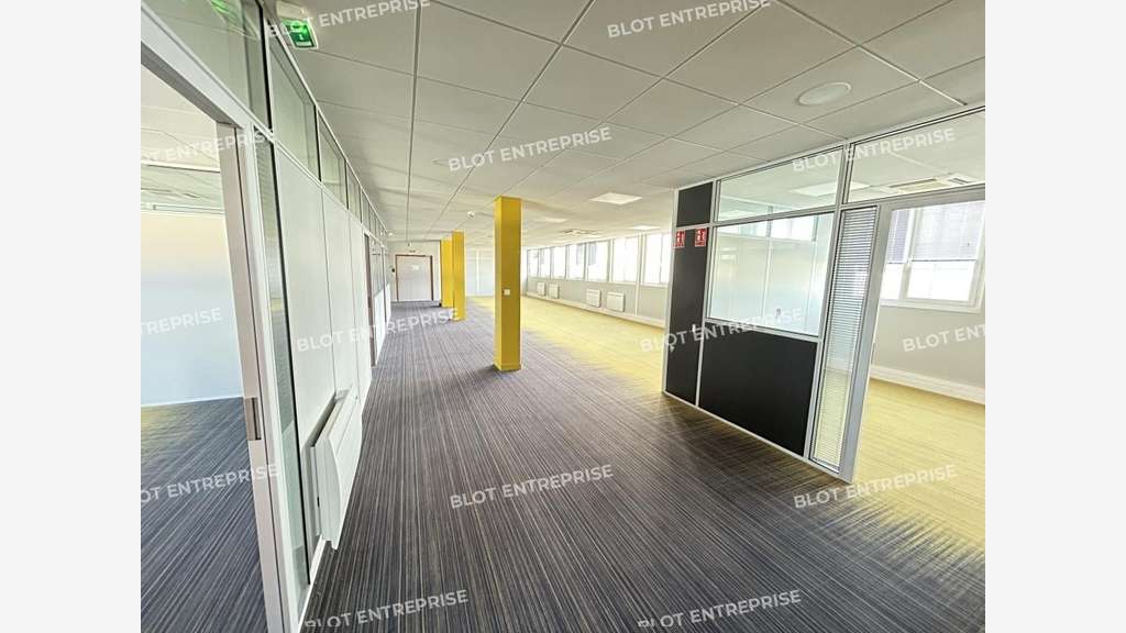 A louer bureaux rénovés 321m² R+2 à Brest Kergonan