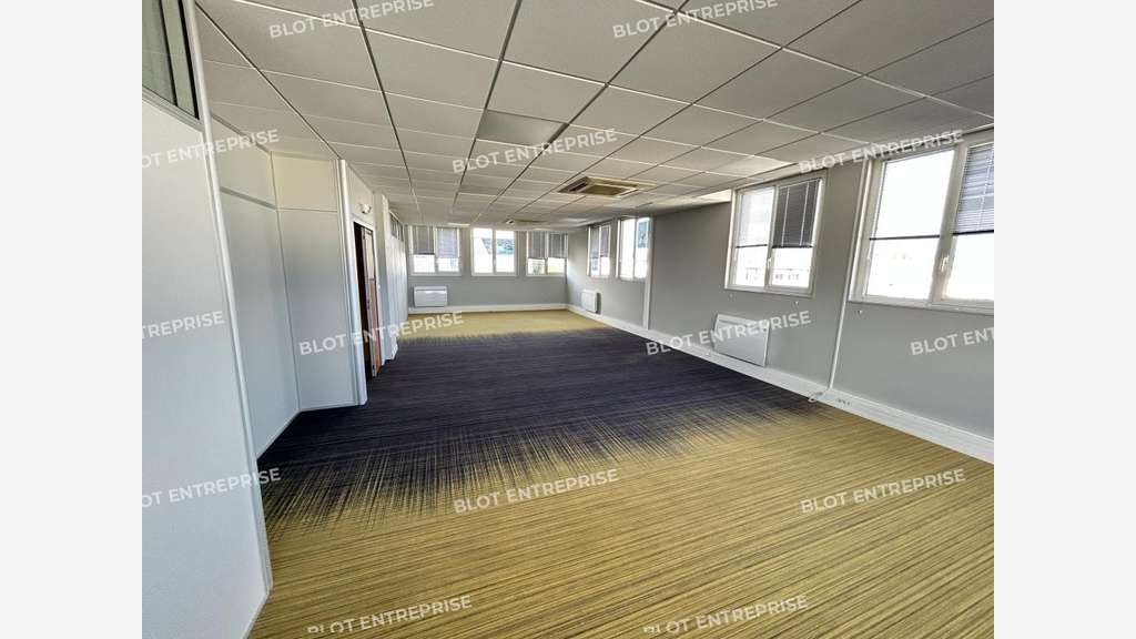 A louer bureaux rénovés 321m² R+2 à Brest Kergonan