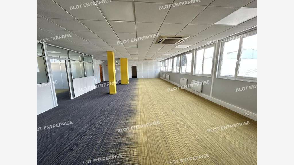A louer bureaux rénovés 321m² R+2 à Brest Kergonan
