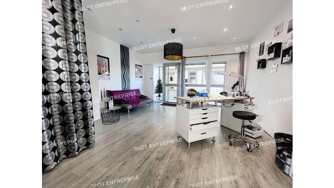 À LOUER - LOCAL COMMERCIAL ET / OU BUREAUX 40 m² -