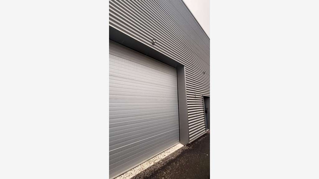 A louer local d'activité neuf 157m² proche A84