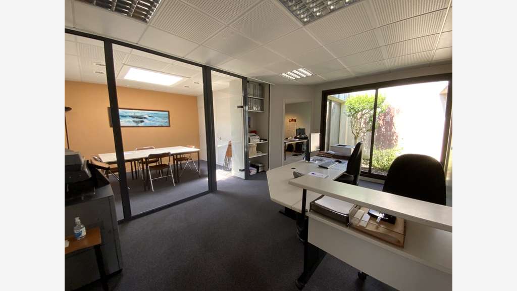Bureaux cloisonnés à louer à l'Ouest de Caen