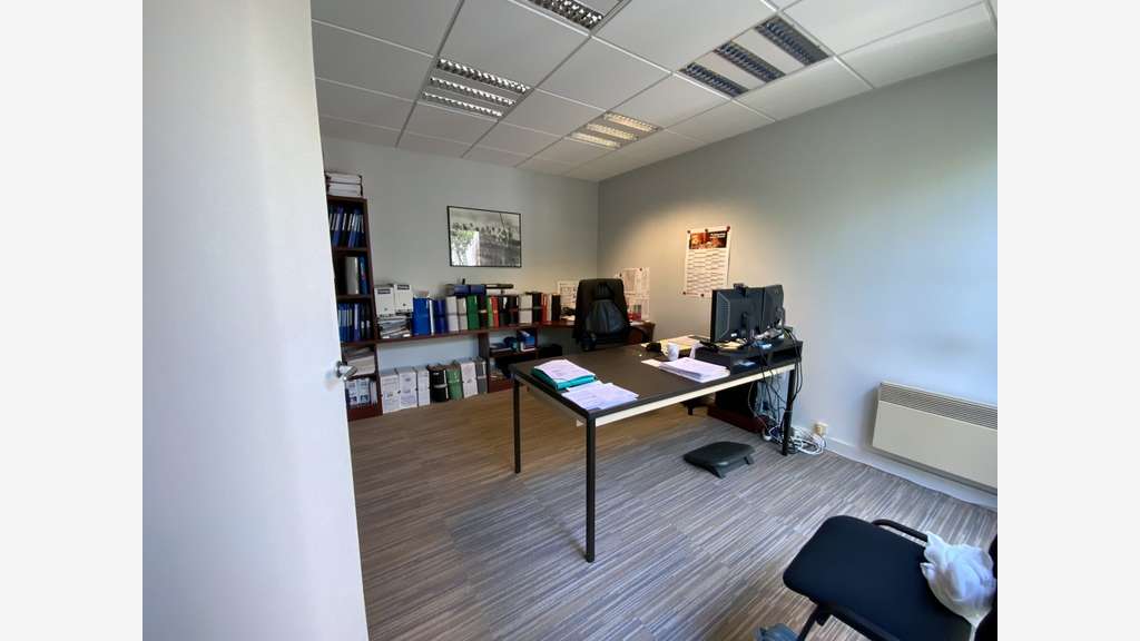 Bureaux cloisonnés à louer à l'Ouest de Caen