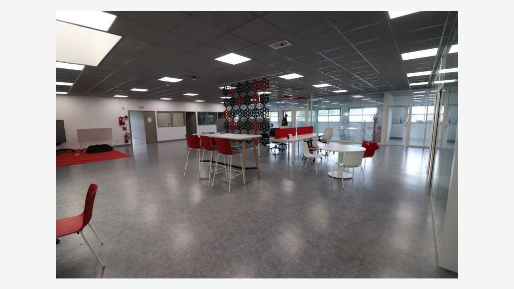 Beau bâtiment 800m² de bureaux sur 3200m² à Breuil