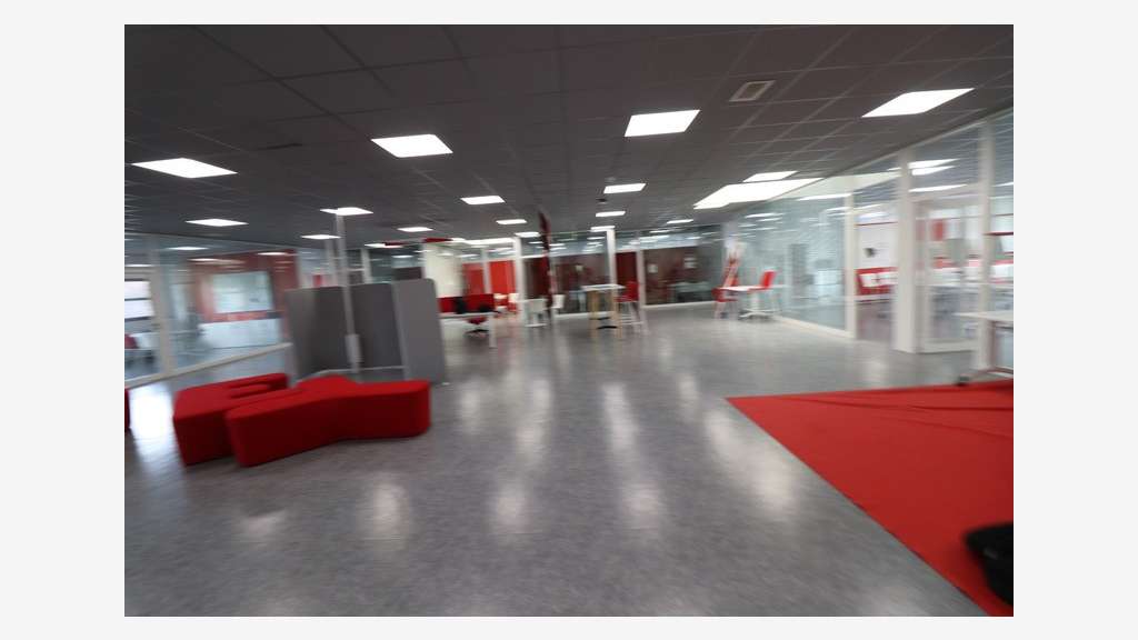 Beau bâtiment 800m² de bureaux sur 3200m² à Breuil