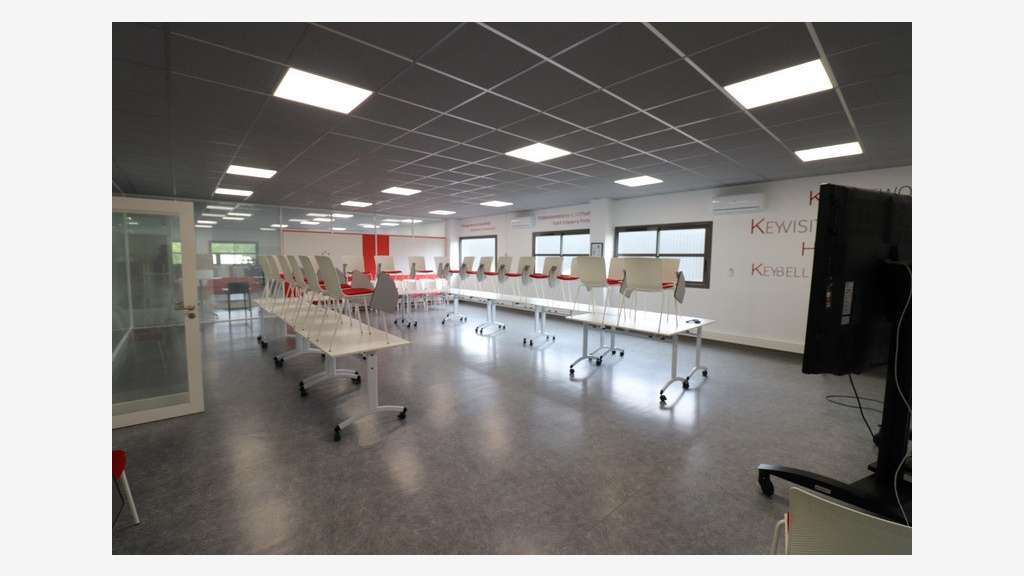 Beau bâtiment 800m² de bureaux sur 3200m² à Breuil