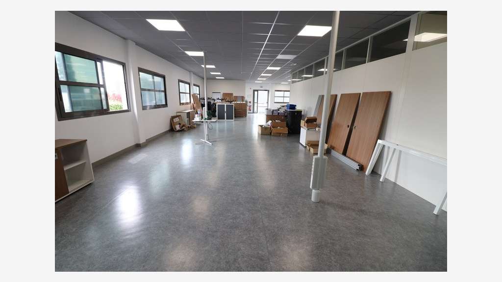 Beau bâtiment 800m² de bureaux sur 3200m² à Breuil
