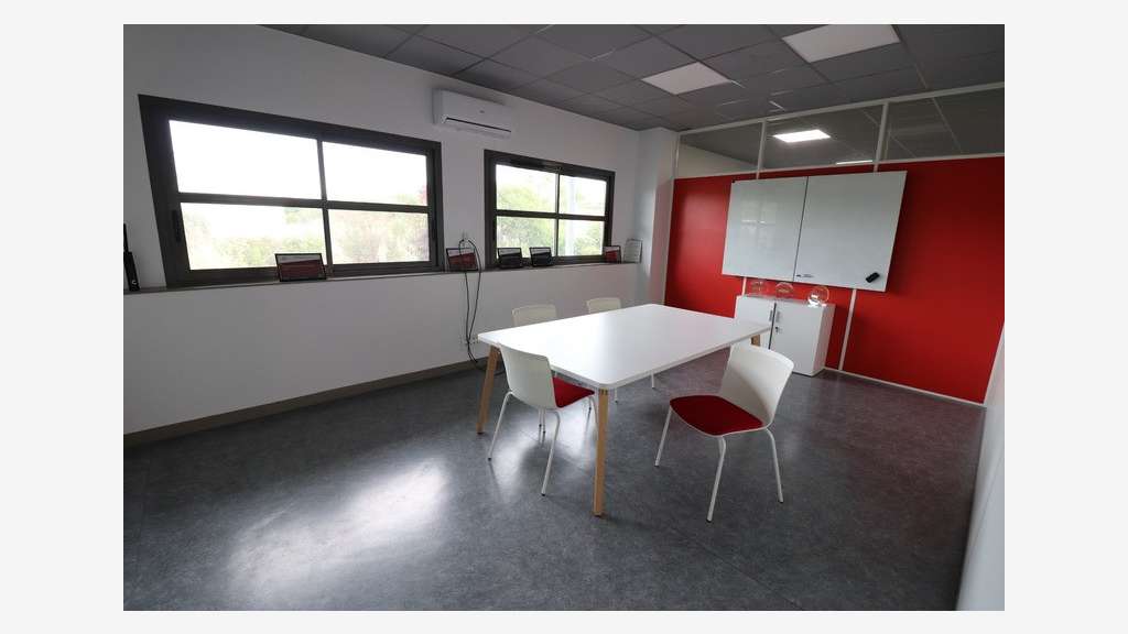 Beau bâtiment 800m² de bureaux sur 3200m² à Breuil