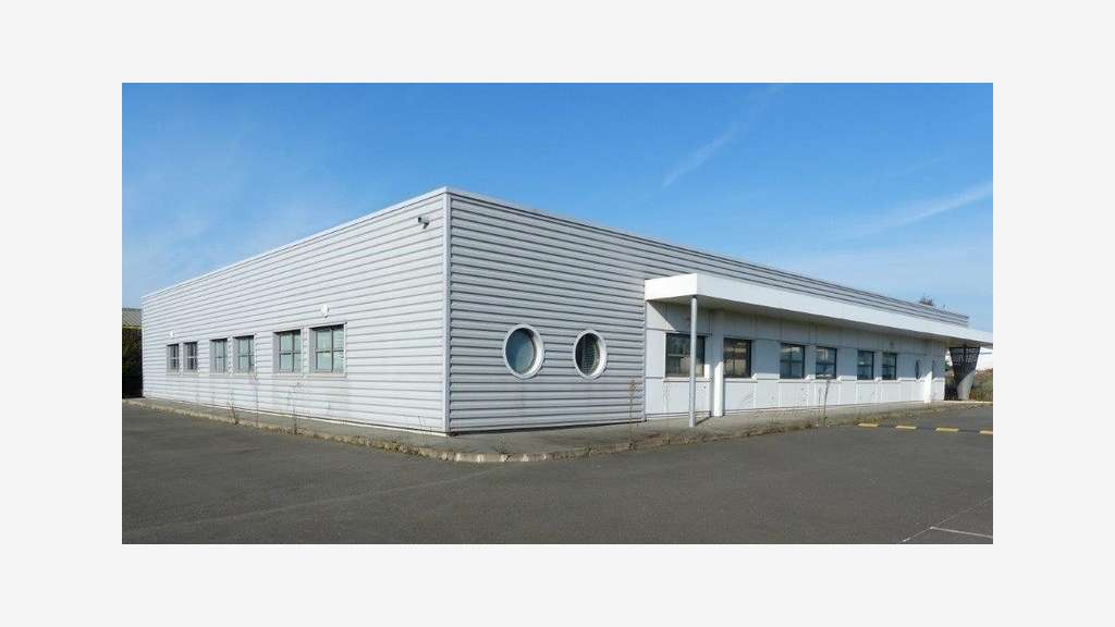 Beau bâtiment 800m² de bureaux sur 3200m² à Breuil