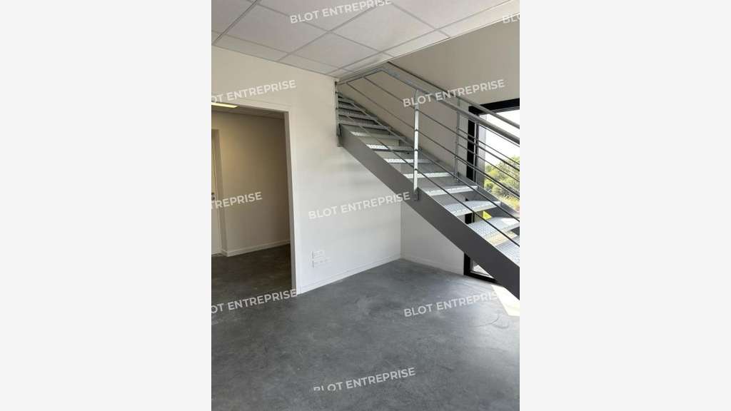 À LOUER - BUREAUX - 100 m² - BRIEC