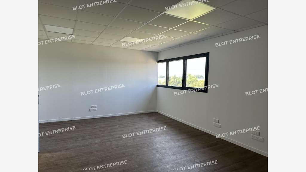 À LOUER - BUREAUX - 100 m² - BRIEC