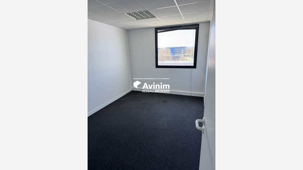 A louer belle surface de bureaux Parc de Sacuny