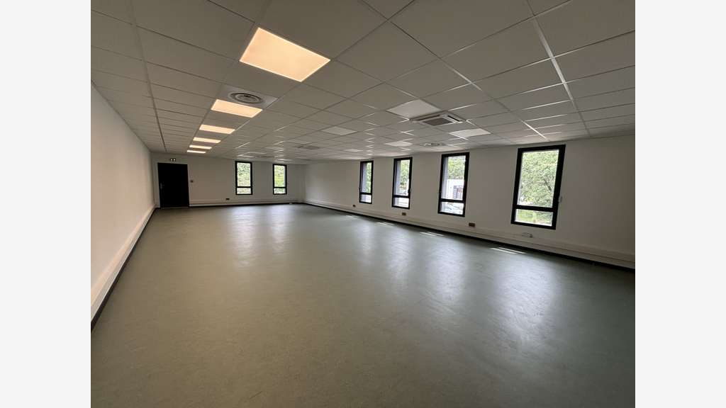 Bureaux à louer 130m² Zone Nicopolis à Brignoles 
