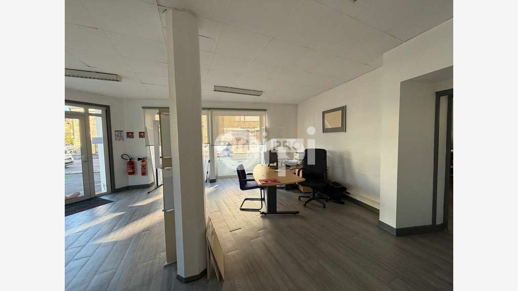 A louer bureaux grande visibilité à Brive Piscine