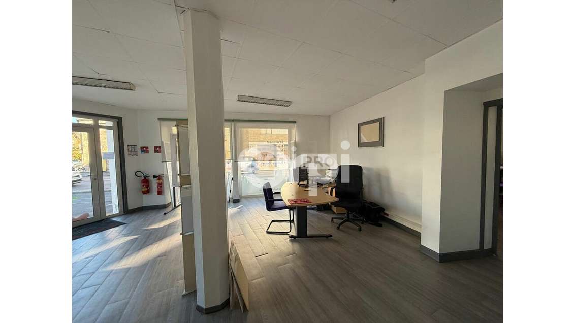 A louer bureaux grande visibilité à Brive Piscine