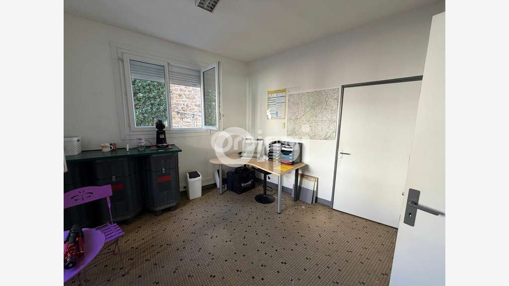 A louer bureaux grande visibilité à Brive Piscine