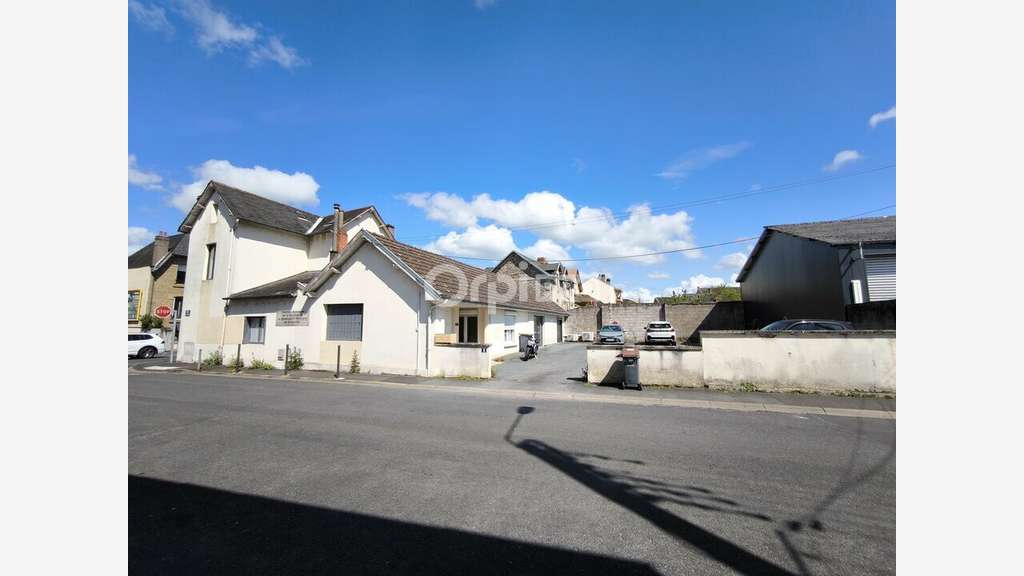 A louer bureaux de 267m² avec 8 parkings à Brive