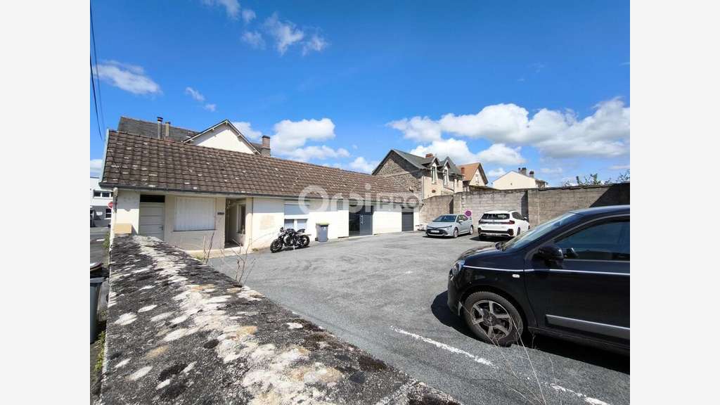 A louer bureaux de 267m² avec 8 parkings à Brive