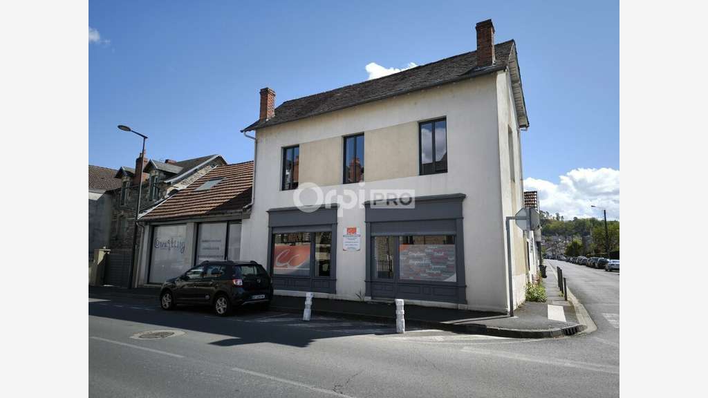 A louer bureaux de 267m² avec 8 parkings à Brive