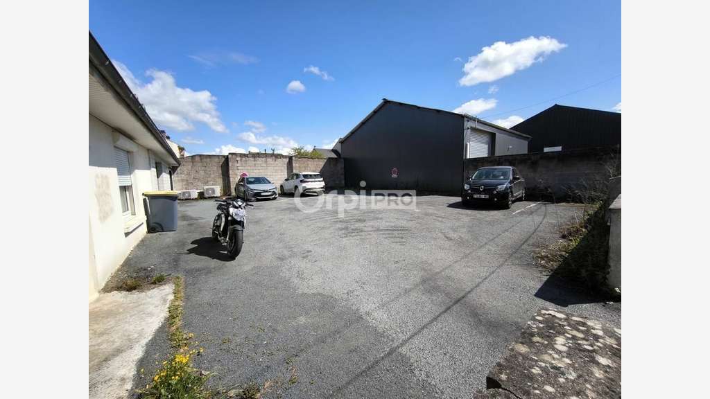 A louer bureaux de 267m² avec 8 parkings à Brive