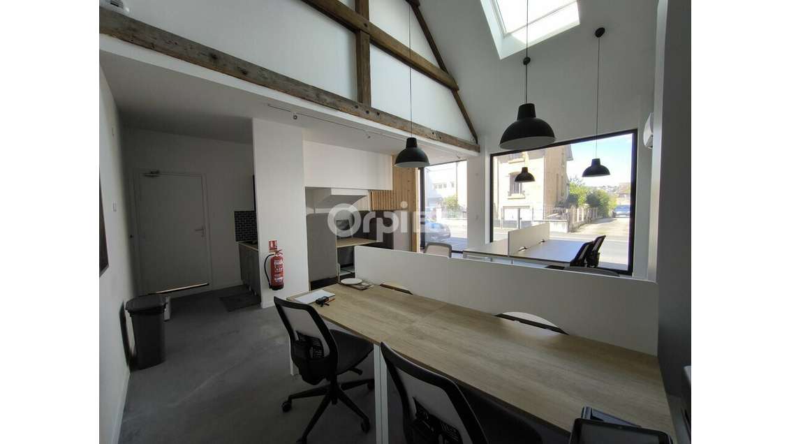 A louer bureaux de 267m² avec 8 parkings à Brive