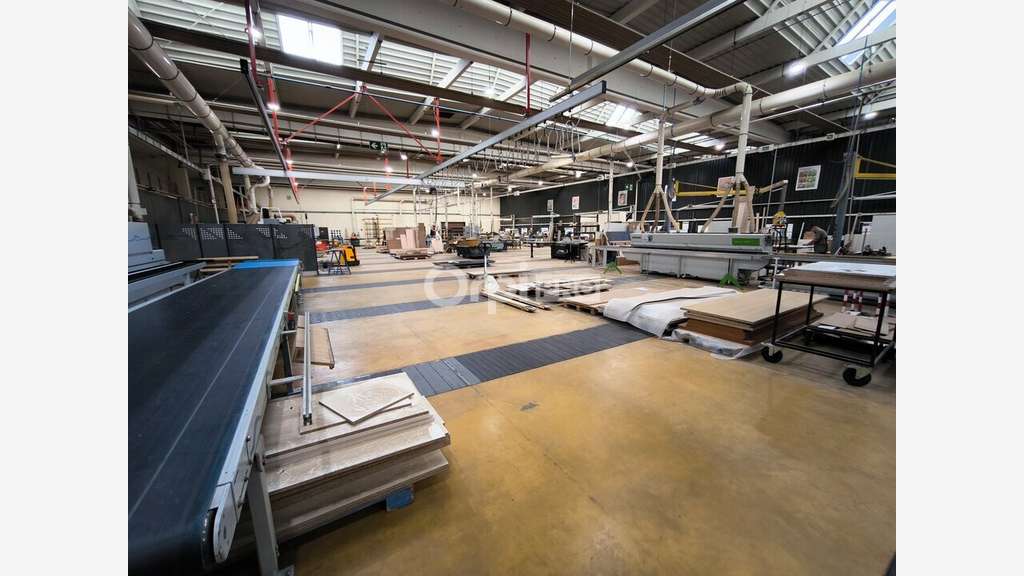 9 800 m² de locaux professionnels