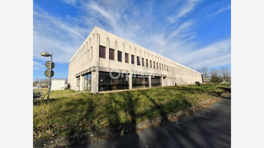 9 800 m² de locaux professionnels