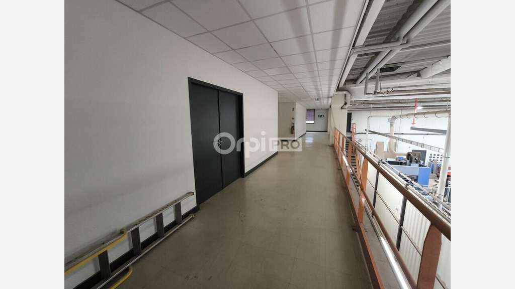 9 800 m² de locaux professionnels