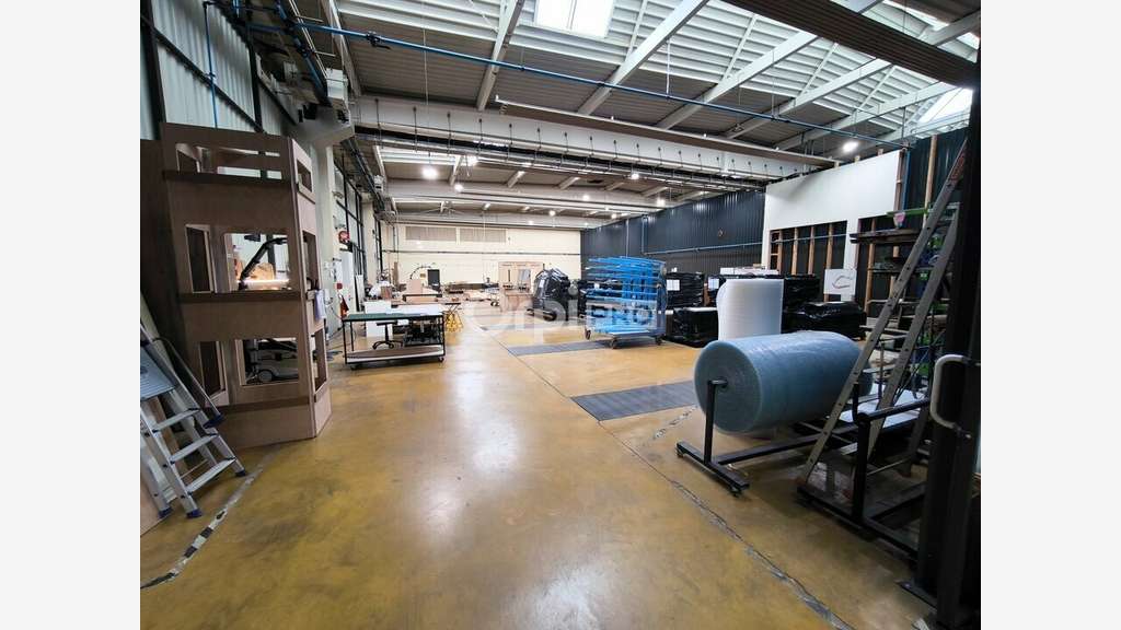 9 800 m² de locaux professionnels