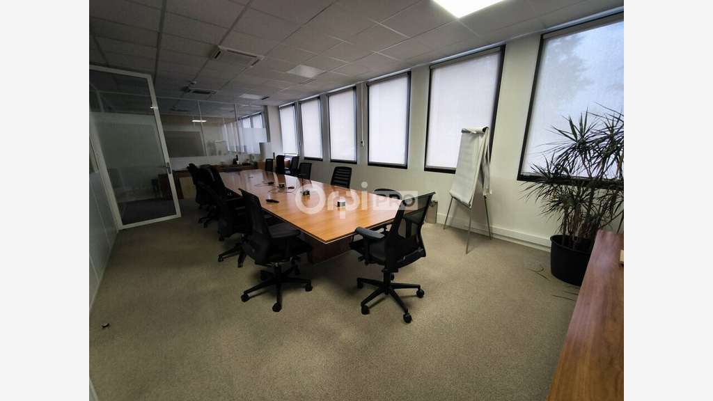 9 800 m² de locaux professionnels