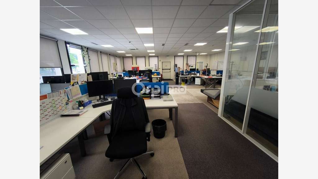 9 800 m² de locaux professionnels