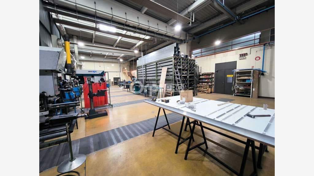 9 800 m² de locaux professionnels