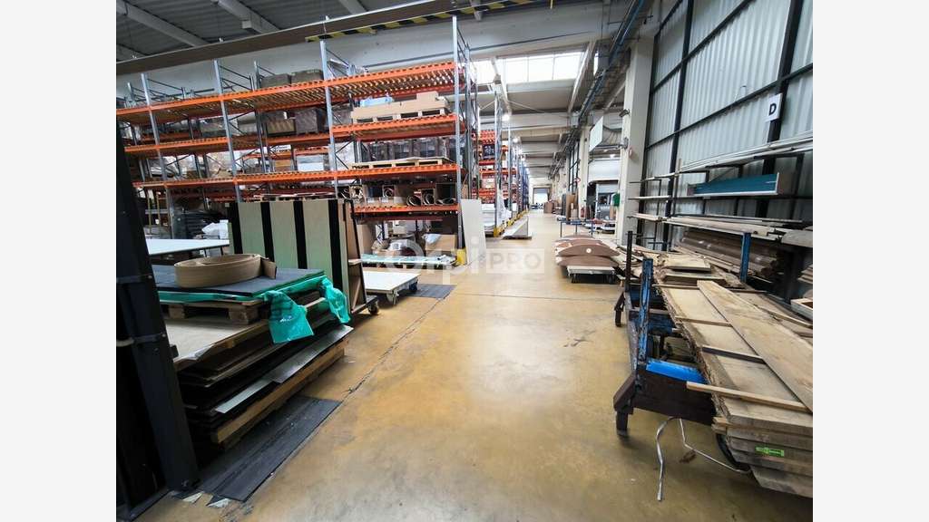 9 800 m² de locaux professionnels