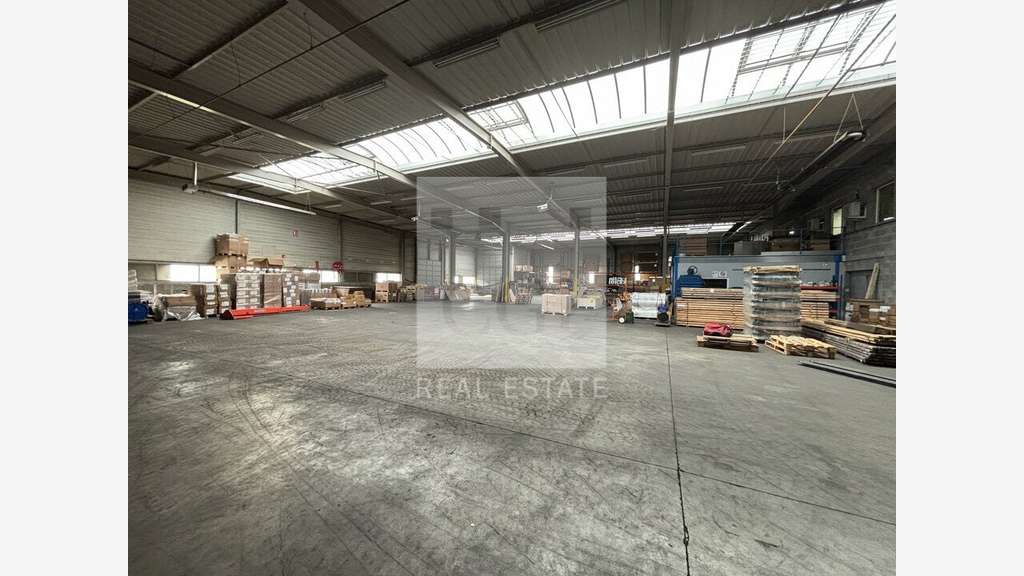 Loue local d'activités de 1858m² en zi de Genas