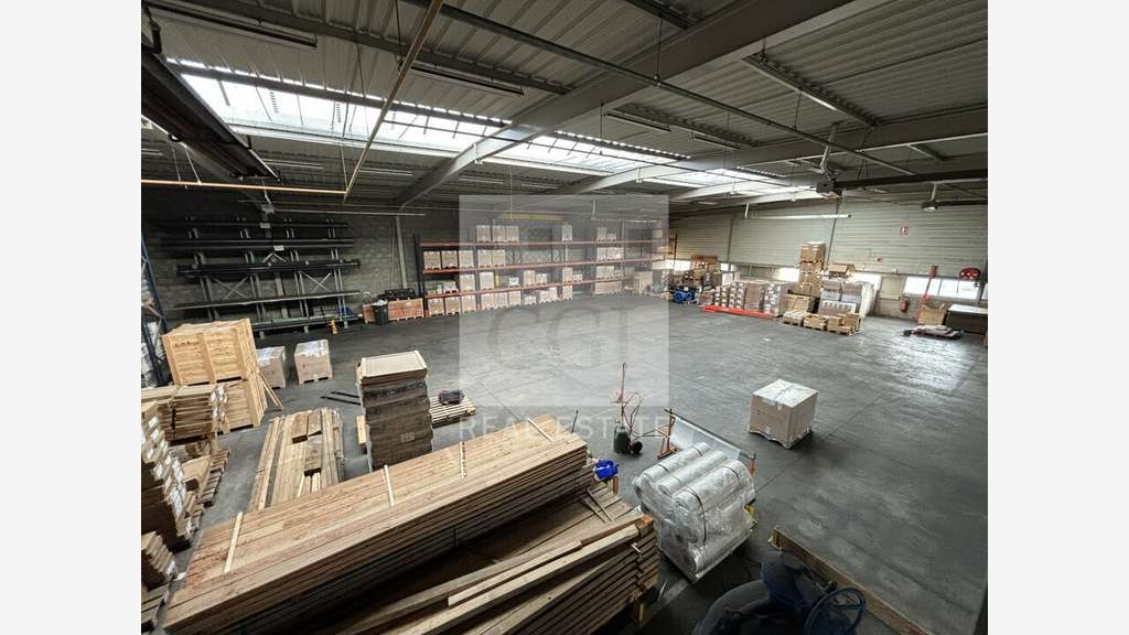 Loue local d'activités de 1858m² en zi de Genas