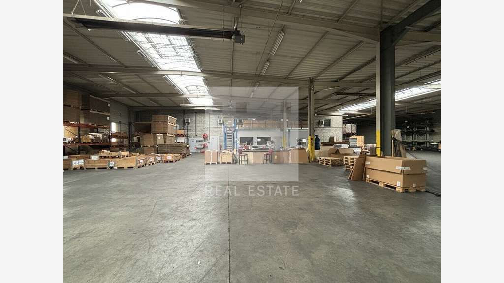 Loue local d'activités de 1858m² en zi de Genas
