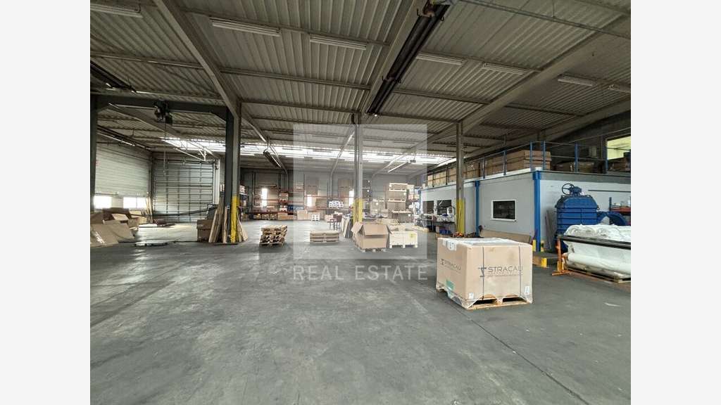 Loue local d'activités de 1858m² en zi de Genas