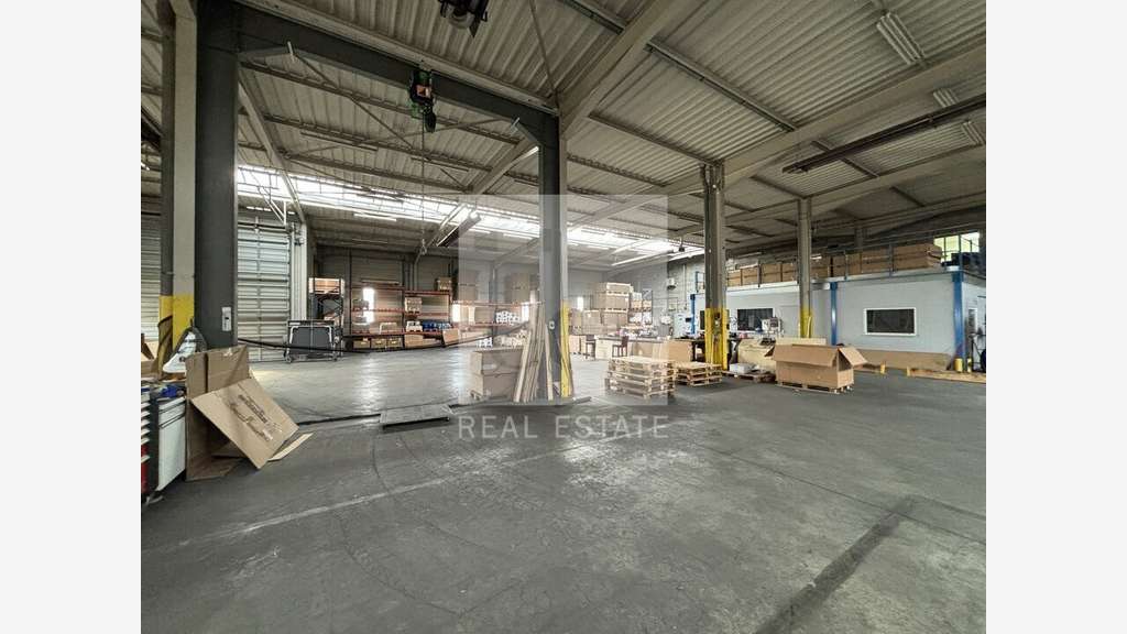 Loue local d'activités de 1858m² en zi de Genas