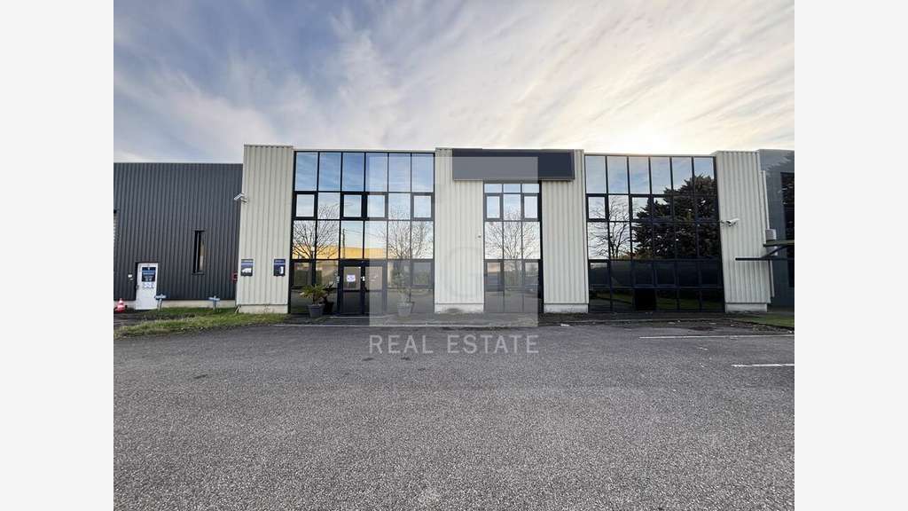 Loue local d'activités de 1858m² en zi de Genas