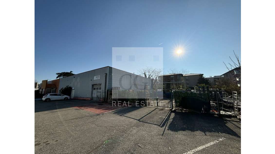 A louer local commercial de 1014m² à Saint Priest