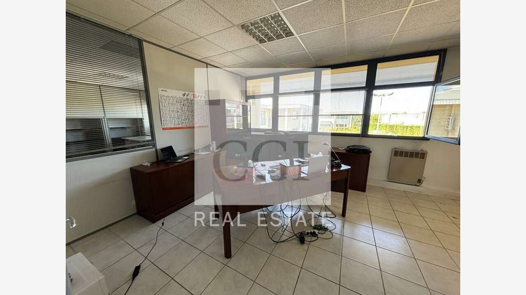 Loue bureaux de 165m² en R+1 à Bourgoin Jallieu