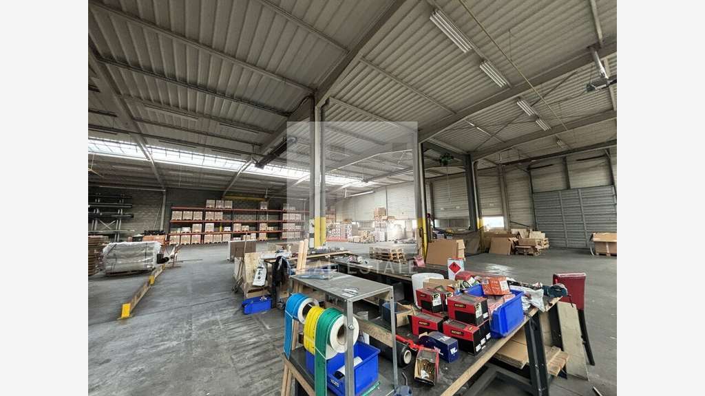 Loue local d'activités de 1858m² en zi de Genas