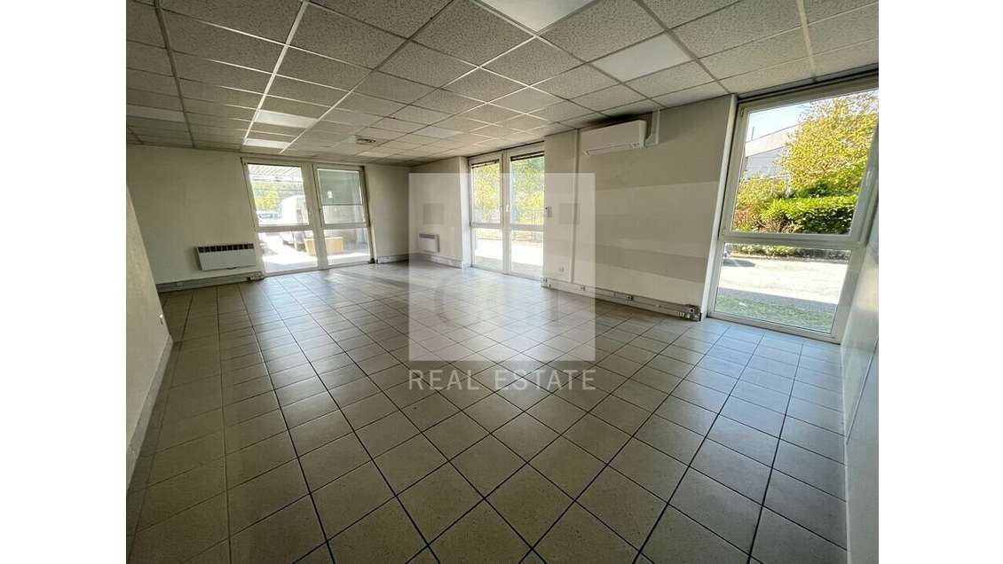 A louer bureaux 200m² RDC PMR à Bron