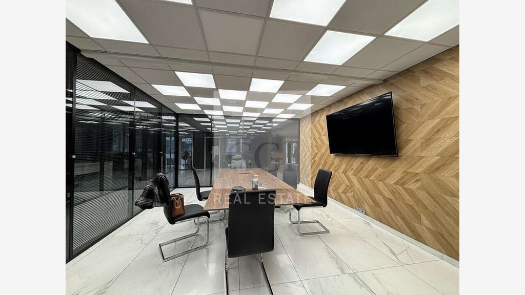 Bureaux aménagés 318m² à louer à Bron