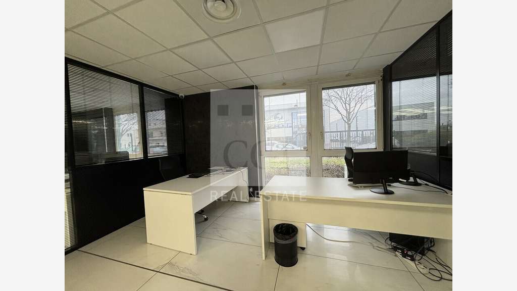 Bureaux aménagés 318m² à louer à Bron