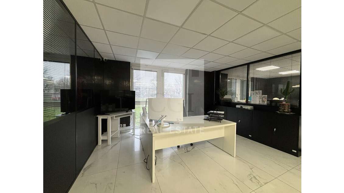 Bureaux aménagés 318m² à louer à Bron 