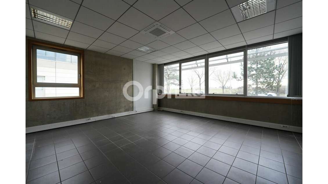 Bureaux à louer 238m² divisible à Bron
