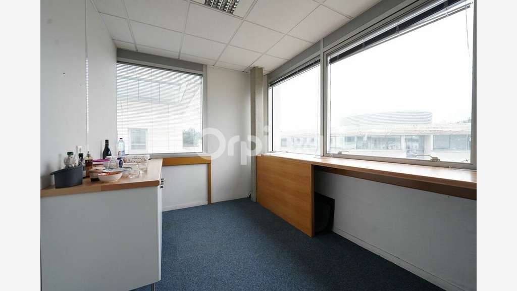 Bureaux à louer 238m² divisible à Bron